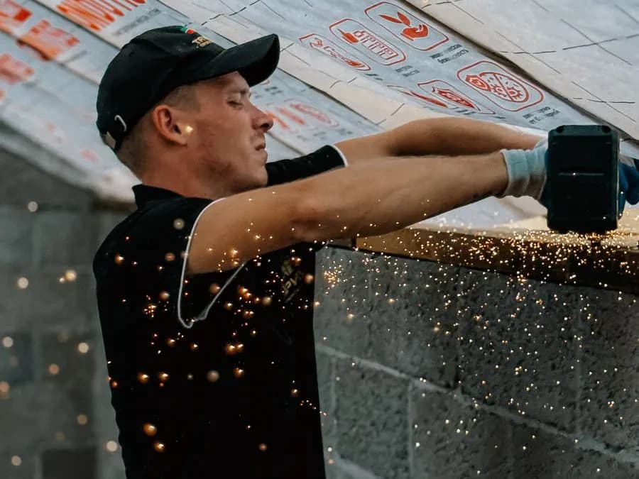 Trabajador colocando planchas aislantes en un techo