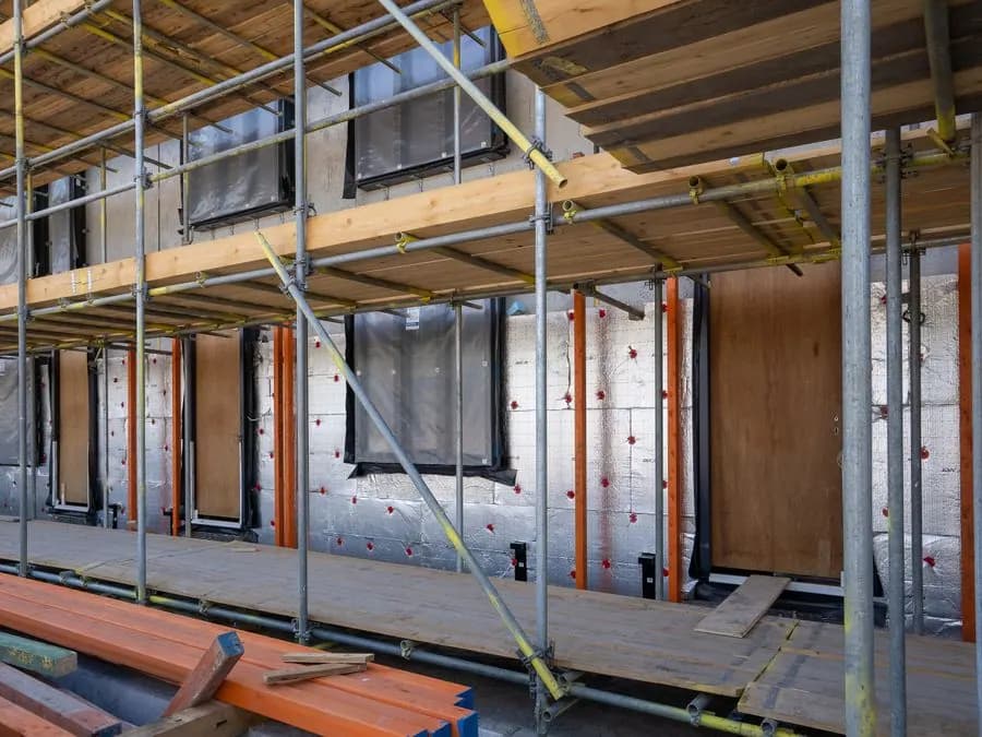 Fachada de una vivienda con paneles aislantes durante una obra