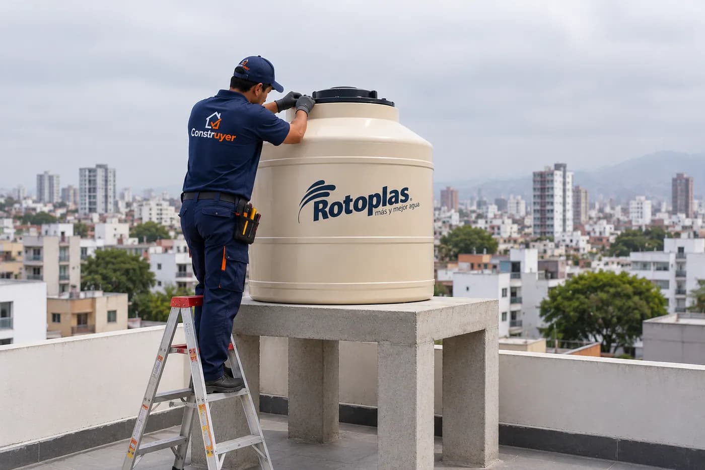Técnico de Construyer instalando un tanque de agua sobre una base de concreto en una azotea de Lima